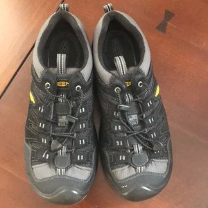 Men’s keen hiking shoes size 10